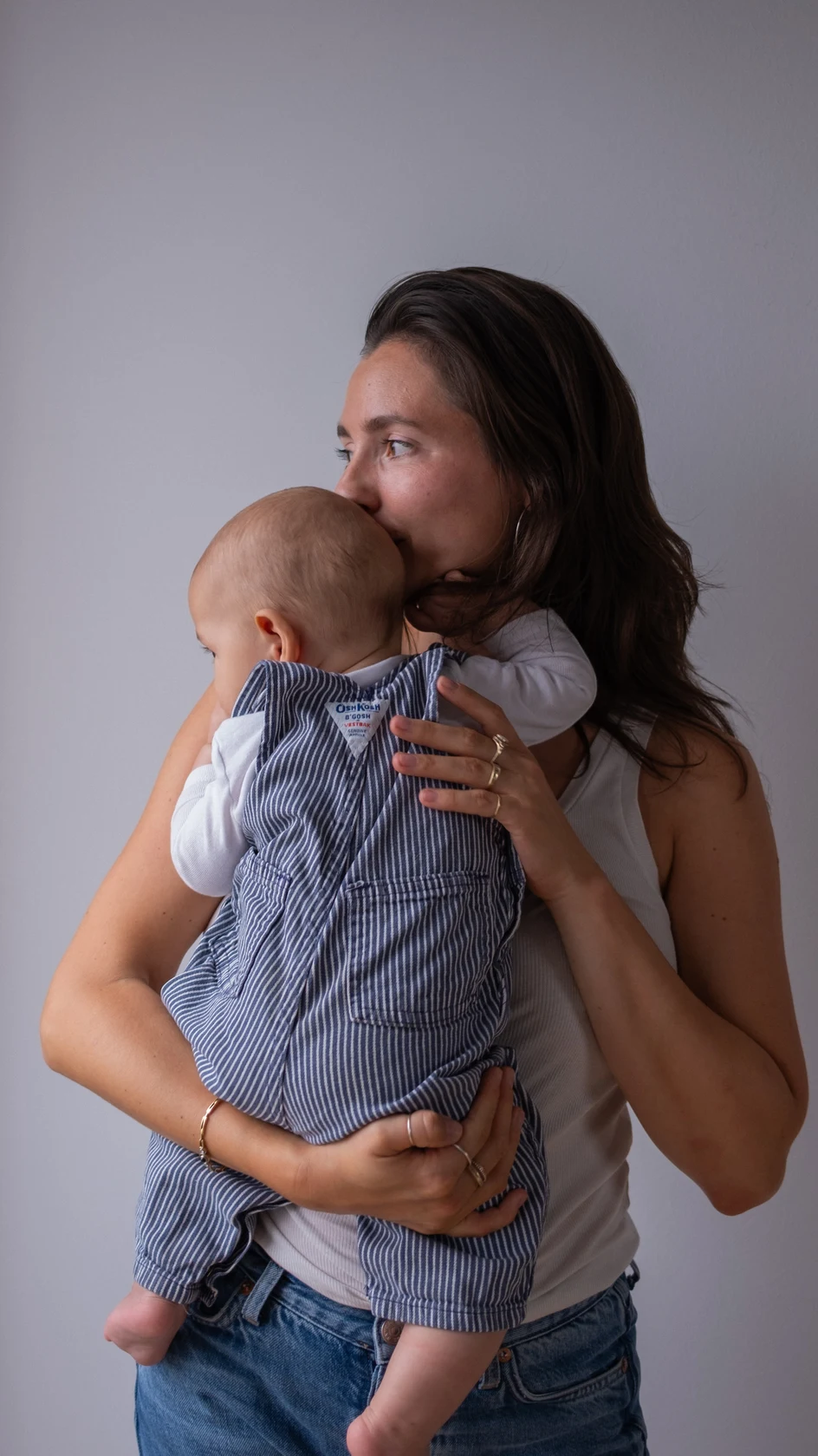 Amber hält ihr Baby im Arm und küsst seinen Kopf